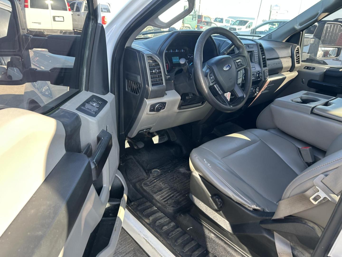 2019 White Ford F-250 SD XL Crew Cab Long Bed 2WD (1FT7W2A62KE) with an 6.2L V8 OHV 16V engine, 6A transmission, located at 1687 Business 35 S, New Braunfels, TX, 78130, (830) 625-7159, 29.655487, -98.051491 - Photo#6