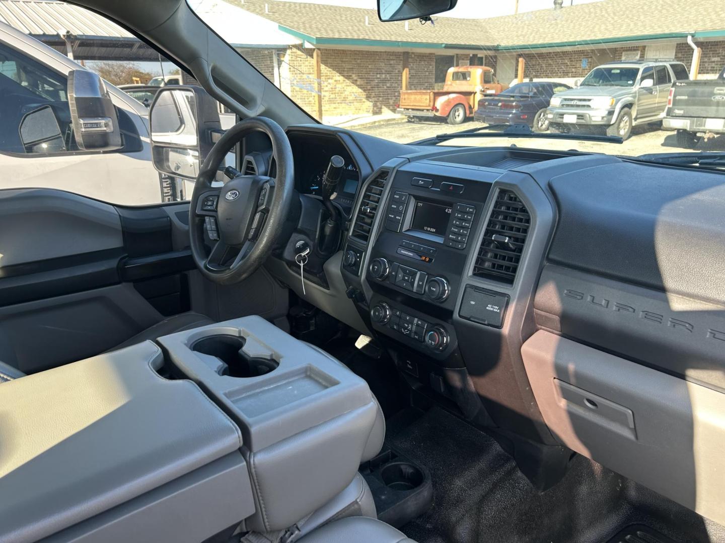 2019 White Ford F-250 SD XL Crew Cab Long Bed 2WD (1FT7W2A62KE) with an 6.2L V8 OHV 16V engine, 6A transmission, located at 1687 Business 35 S, New Braunfels, TX, 78130, (830) 625-7159, 29.655487, -98.051491 - Photo#11
