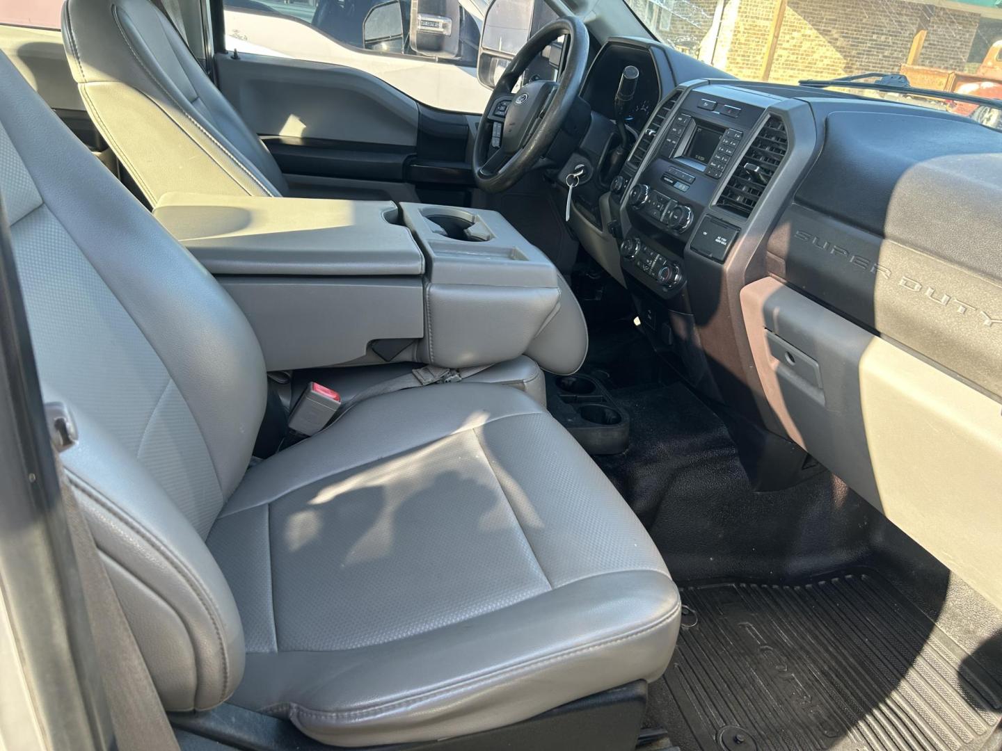 2019 White Ford F-250 SD XL Crew Cab Long Bed 2WD (1FT7W2A62KE) with an 6.2L V8 OHV 16V engine, 6A transmission, located at 1687 Business 35 S, New Braunfels, TX, 78130, (830) 625-7159, 29.655487, -98.051491 - Photo#7