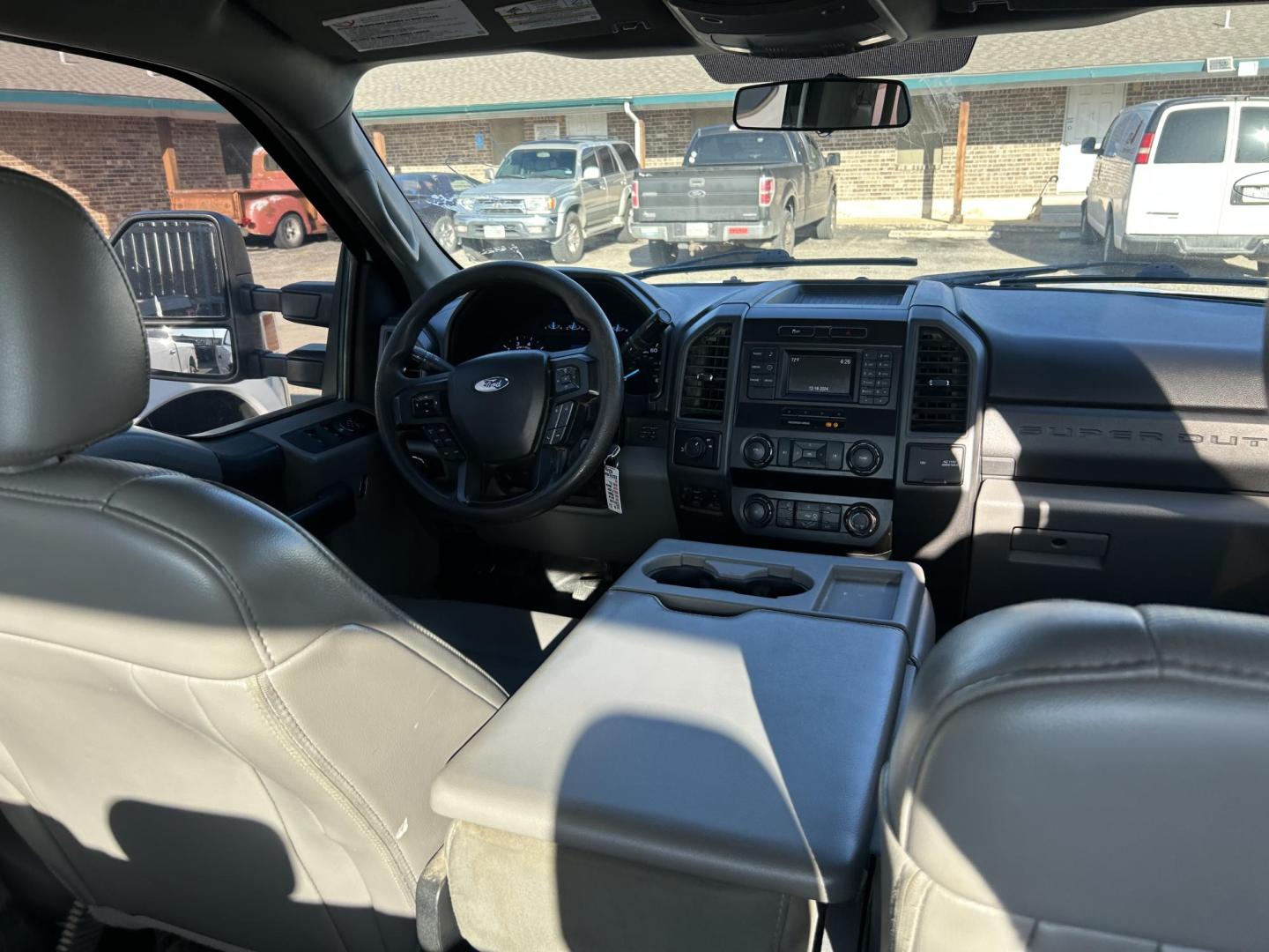 2019 White Ford F-250 SD XL Crew Cab Long Bed 2WD (1FT7W2A62KE) with an 6.2L V8 OHV 16V engine, 6A transmission, located at 1687 Business 35 S, New Braunfels, TX, 78130, (830) 625-7159, 29.655487, -98.051491 - Photo#10