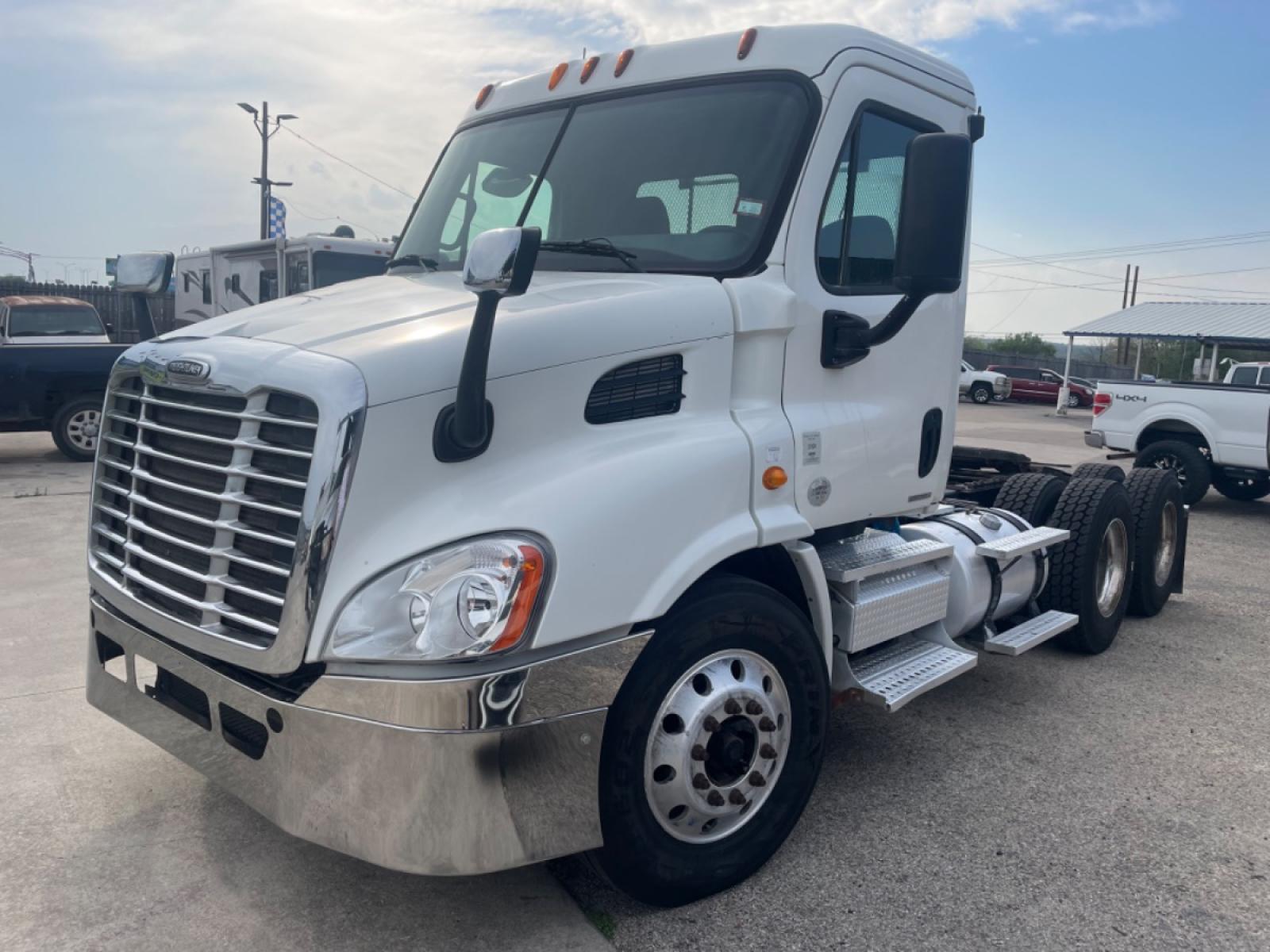 2011 White Freightliner Cascadia 113 - (1FUJGBDVXBL) with an 12.8L L6 DIESEL engine, located at 1687 Business 35 S, New Braunfels, TX, 78130, (830) 625-7159, 29.655487, -98.051491 - Photo #0