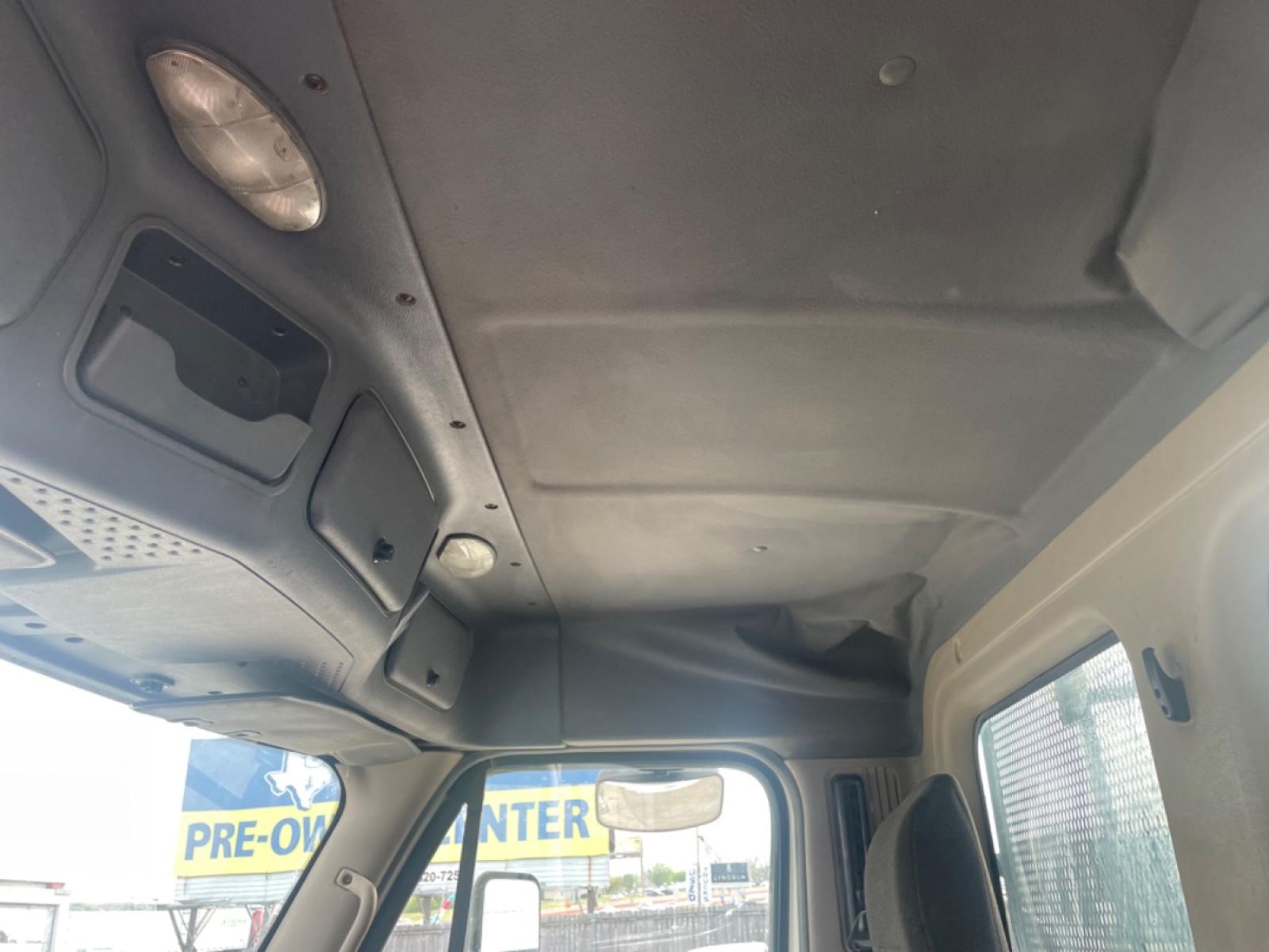 2011 White Freightliner Cascadia 113 - (1FUJGBDVXBL) with an 12.8L L6 DIESEL engine, located at 1687 Business 35 S, New Braunfels, TX, 78130, (830) 625-7159, 29.655487, -98.051491 - Photo #10