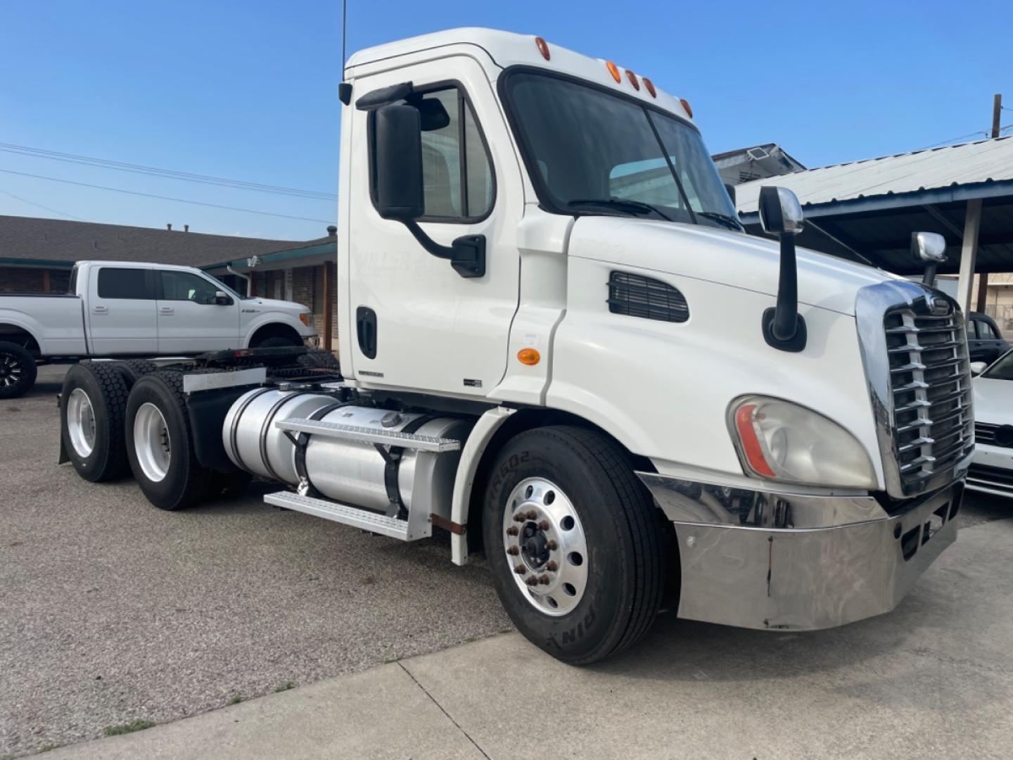 2011 White Freightliner Cascadia 113 - (1FUJGBDVXBL) with an 12.8L L6 DIESEL engine, located at 1687 Business 35 S, New Braunfels, TX, 78130, (830) 625-7159, 29.655487, -98.051491 - Photo#1
