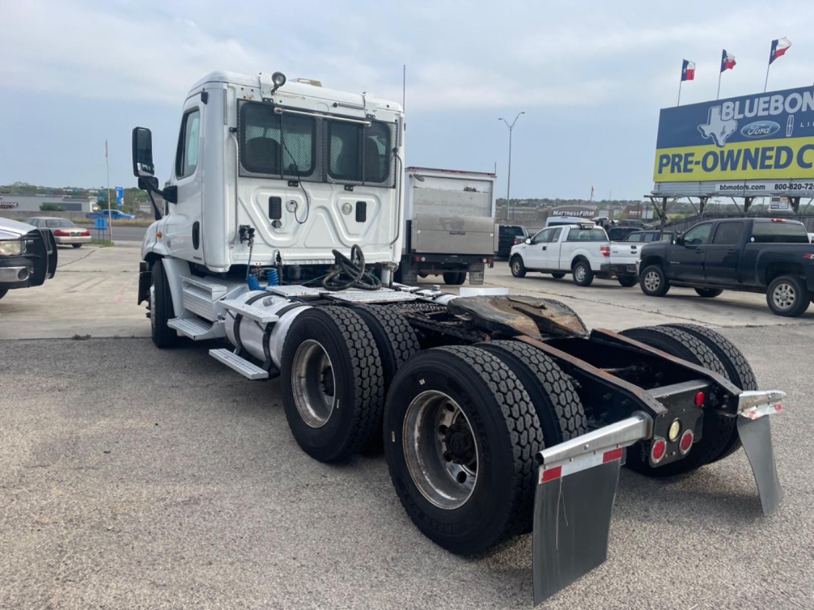 2011 White Freightliner Cascadia 113 - (1FUJGBDVXBL) with an 12.8L L6 DIESEL engine, located at 1687 Business 35 S, New Braunfels, TX, 78130, (830) 625-7159, 29.655487, -98.051491 - Photo #4