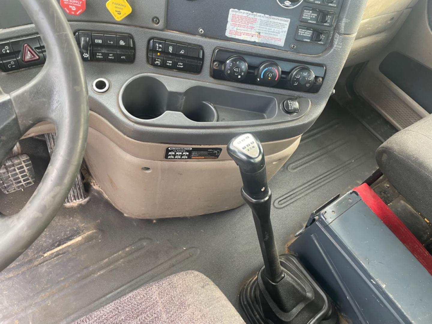 2011 White Freightliner Cascadia 113 - (1FUJGBDVXBL) with an 12.8L L6 DIESEL engine, located at 1687 Business 35 S, New Braunfels, TX, 78130, (830) 625-7159, 29.655487, -98.051491 - Photo#7
