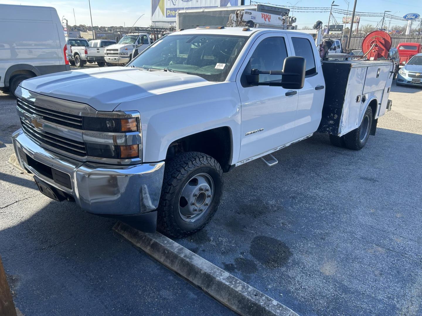 2018 White Chevrolet Silverado 3500HD Work Truck Double Cab Long Box 2WD (1GB5CYCG0JZ) with an 6.0L V8 OHV 16V FFV engine, 6A transmission, located at 1687 Business 35 S, New Braunfels, TX, 78130, (830) 625-7159, 29.655487, -98.051491 - Photo#0