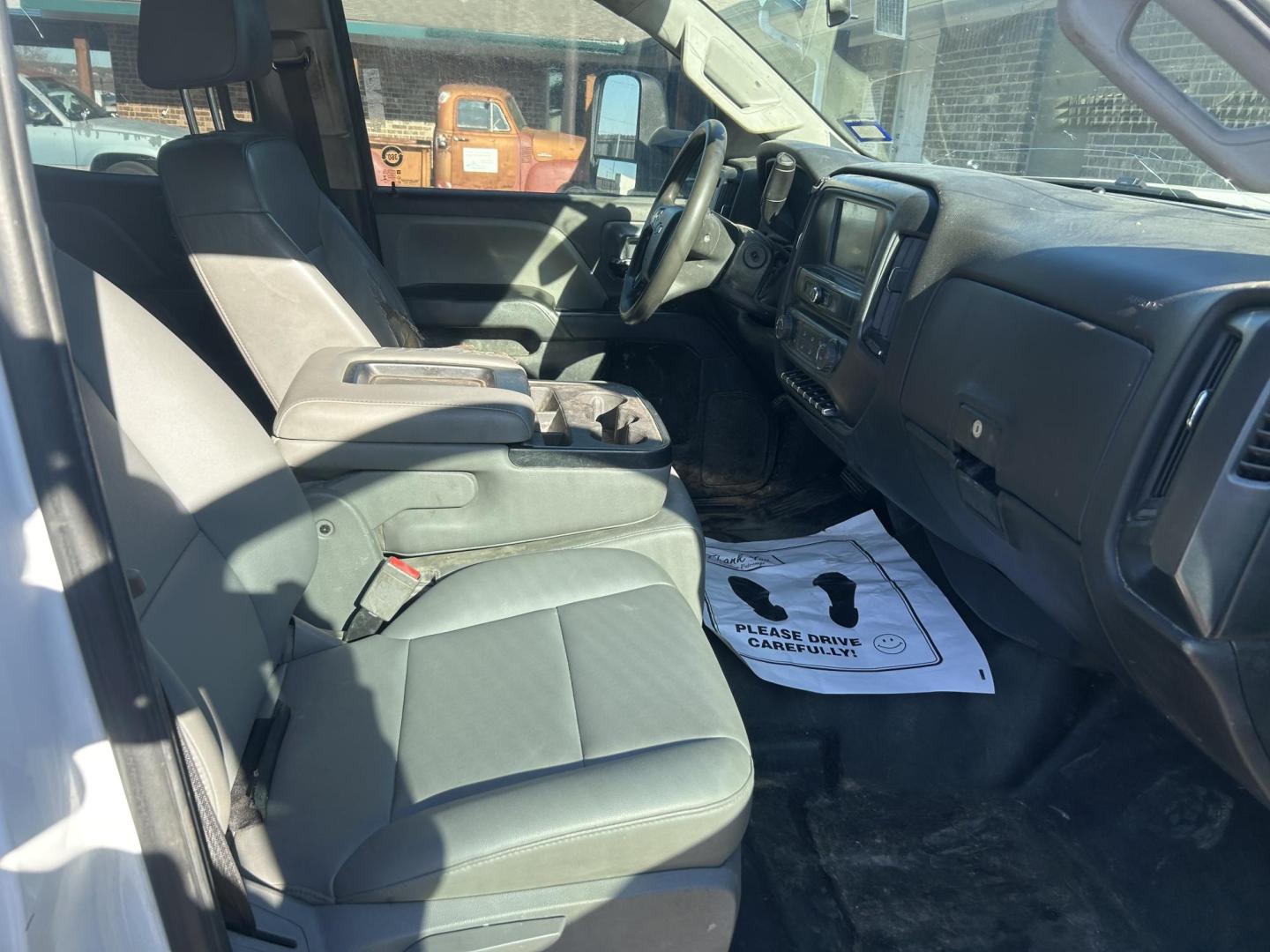 2018 White Chevrolet Silverado 3500HD Work Truck Double Cab Long Box 2WD (1GB5CYCG0JZ) with an 6.0L V8 OHV 16V FFV engine, 6A transmission, located at 1687 Business 35 S, New Braunfels, TX, 78130, (830) 625-7159, 29.655487, -98.051491 - Photo#6