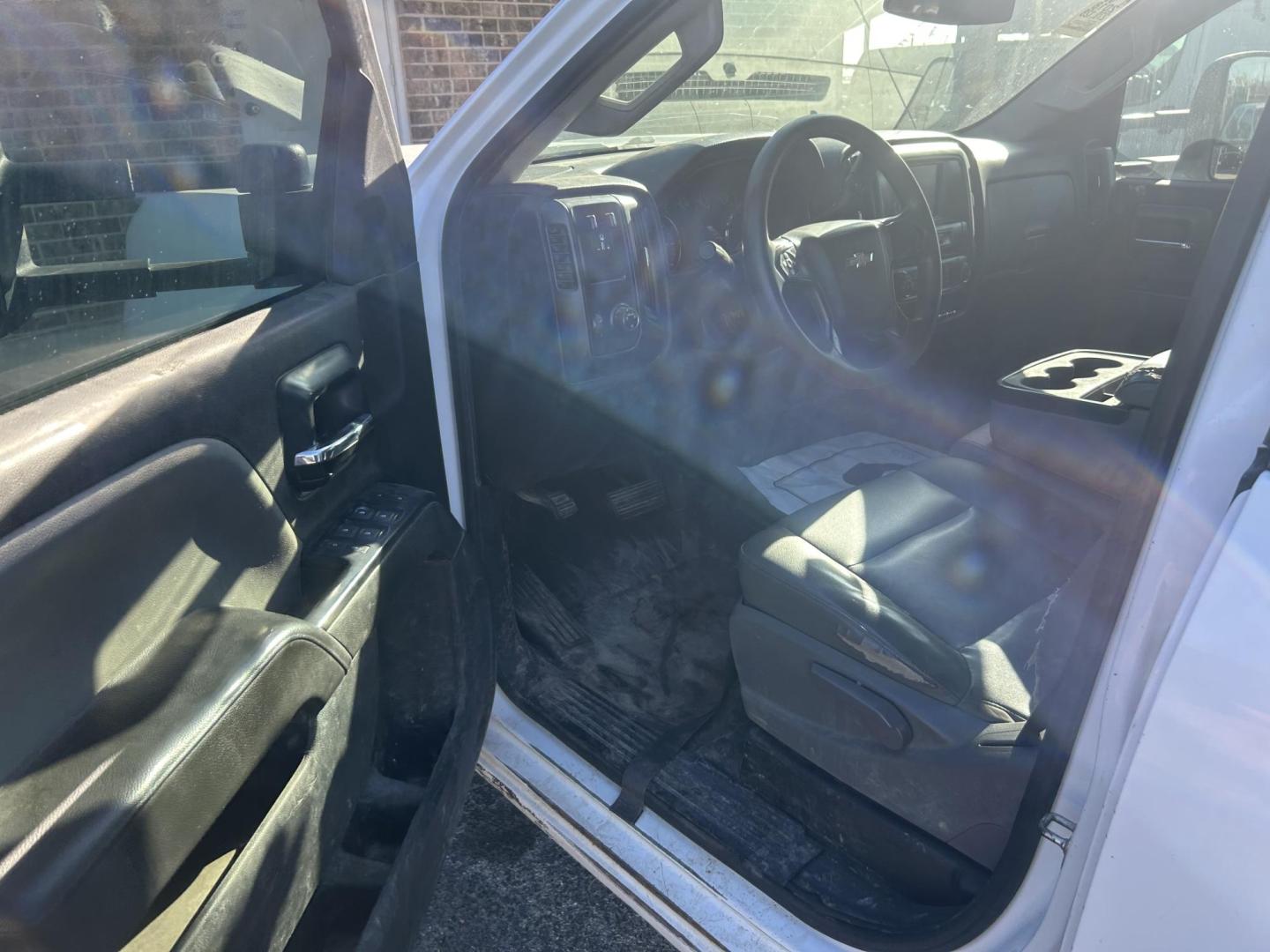 2018 White Chevrolet Silverado 3500HD Work Truck Double Cab Long Box 2WD (1GB5CYCG0JZ) with an 6.0L V8 OHV 16V FFV engine, 6A transmission, located at 1687 Business 35 S, New Braunfels, TX, 78130, (830) 625-7159, 29.655487, -98.051491 - Photo#5