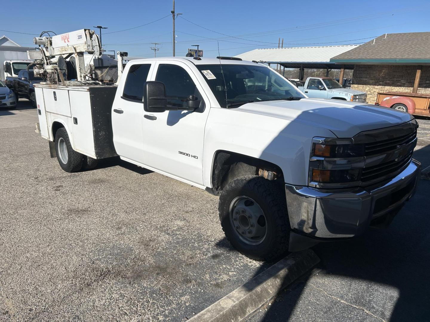 2018 White Chevrolet Silverado 3500HD Work Truck Double Cab Long Box 2WD (1GB5CYCG0JZ) with an 6.0L V8 OHV 16V FFV engine, 6A transmission, located at 1687 Business 35 S, New Braunfels, TX, 78130, (830) 625-7159, 29.655487, -98.051491 - Photo#4