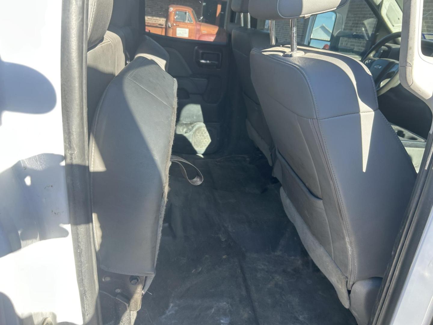 2018 White Chevrolet Silverado 3500HD Work Truck Double Cab Long Box 2WD (1GB5CYCG0JZ) with an 6.0L V8 OHV 16V FFV engine, 6A transmission, located at 1687 Business 35 S, New Braunfels, TX, 78130, (830) 625-7159, 29.655487, -98.051491 - Photo#8