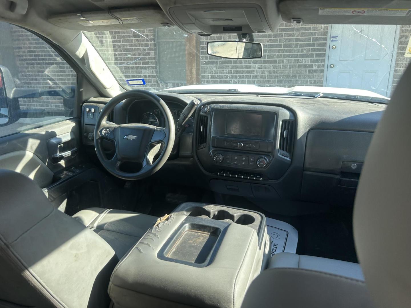 2018 White Chevrolet Silverado 3500HD Work Truck Double Cab Long Box 2WD (1GB5CYCG0JZ) with an 6.0L V8 OHV 16V FFV engine, 6A transmission, located at 1687 Business 35 S, New Braunfels, TX, 78130, (830) 625-7159, 29.655487, -98.051491 - Photo#9