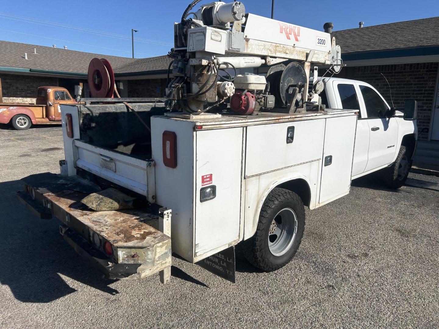 2018 White Chevrolet Silverado 3500HD Work Truck Double Cab Long Box 2WD (1GB5CYCG0JZ) with an 6.0L V8 OHV 16V FFV engine, 6A transmission, located at 1687 Business 35 S, New Braunfels, TX, 78130, (830) 625-7159, 29.655487, -98.051491 - Photo#3