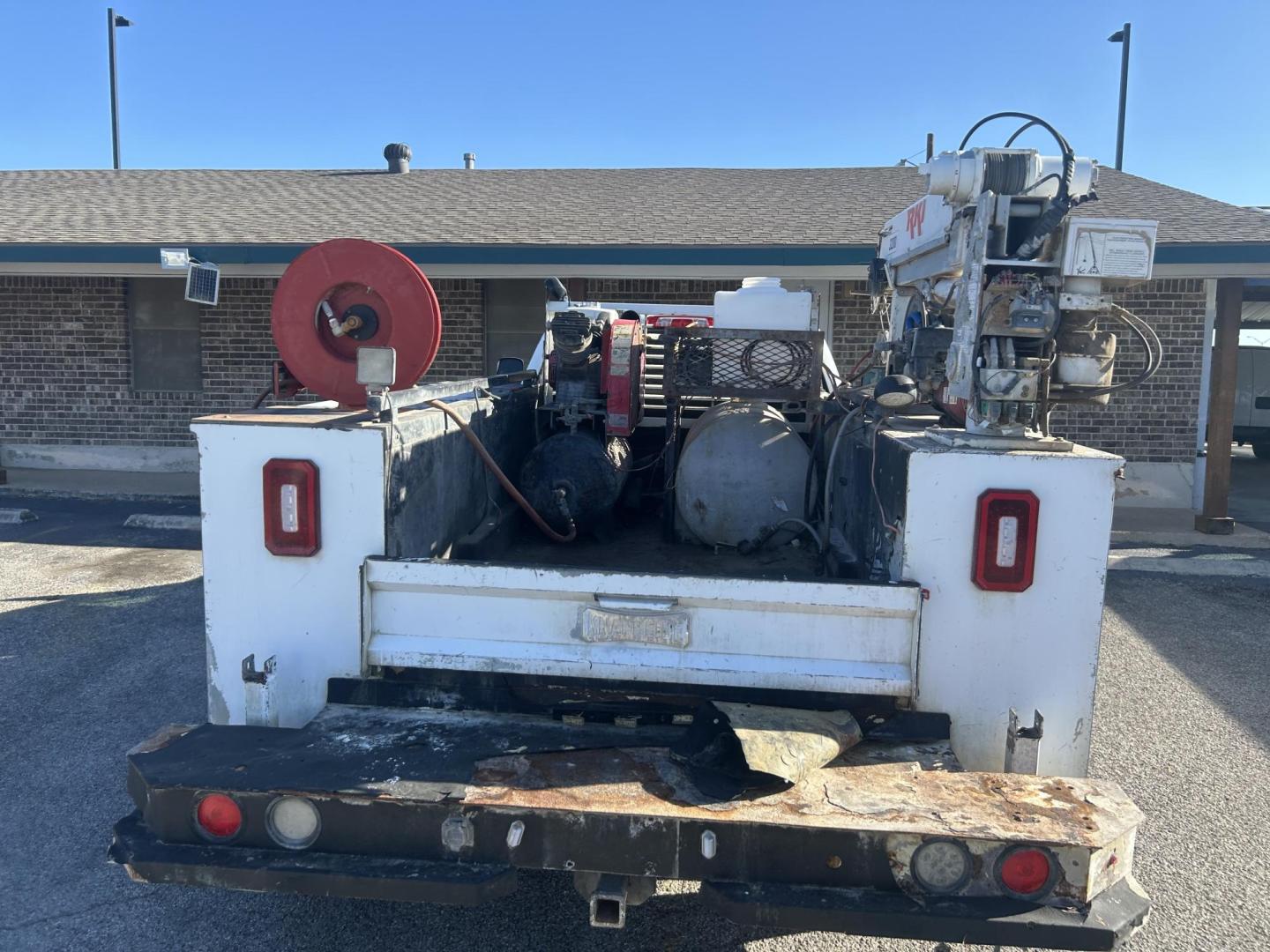 2018 White Chevrolet Silverado 3500HD Work Truck Double Cab Long Box 2WD (1GB5CYCG0JZ) with an 6.0L V8 OHV 16V FFV engine, 6A transmission, located at 1687 Business 35 S, New Braunfels, TX, 78130, (830) 625-7159, 29.655487, -98.051491 - Photo#2