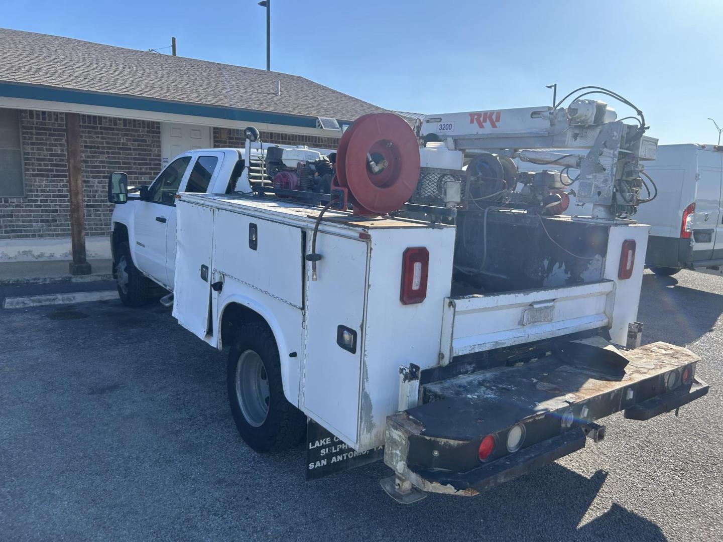 2018 White Chevrolet Silverado 3500HD Work Truck Double Cab Long Box 2WD (1GB5CYCG0JZ) with an 6.0L V8 OHV 16V FFV engine, 6A transmission, located at 1687 Business 35 S, New Braunfels, TX, 78130, (830) 625-7159, 29.655487, -98.051491 - Photo#1