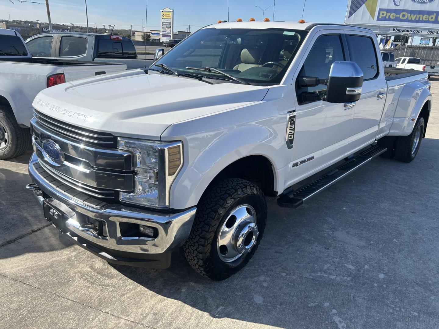 2018 White Ford F-350 SD Lariat Crew Cab Long Bed DRW 4WD (1FT8W3DT3JE) with an 6.7L V8 OHV 16V DIESEL engine, 6A transmission, located at 1687 Business 35 S, New Braunfels, TX, 78130, (830) 625-7159, 29.655487, -98.051491 - Photo#0