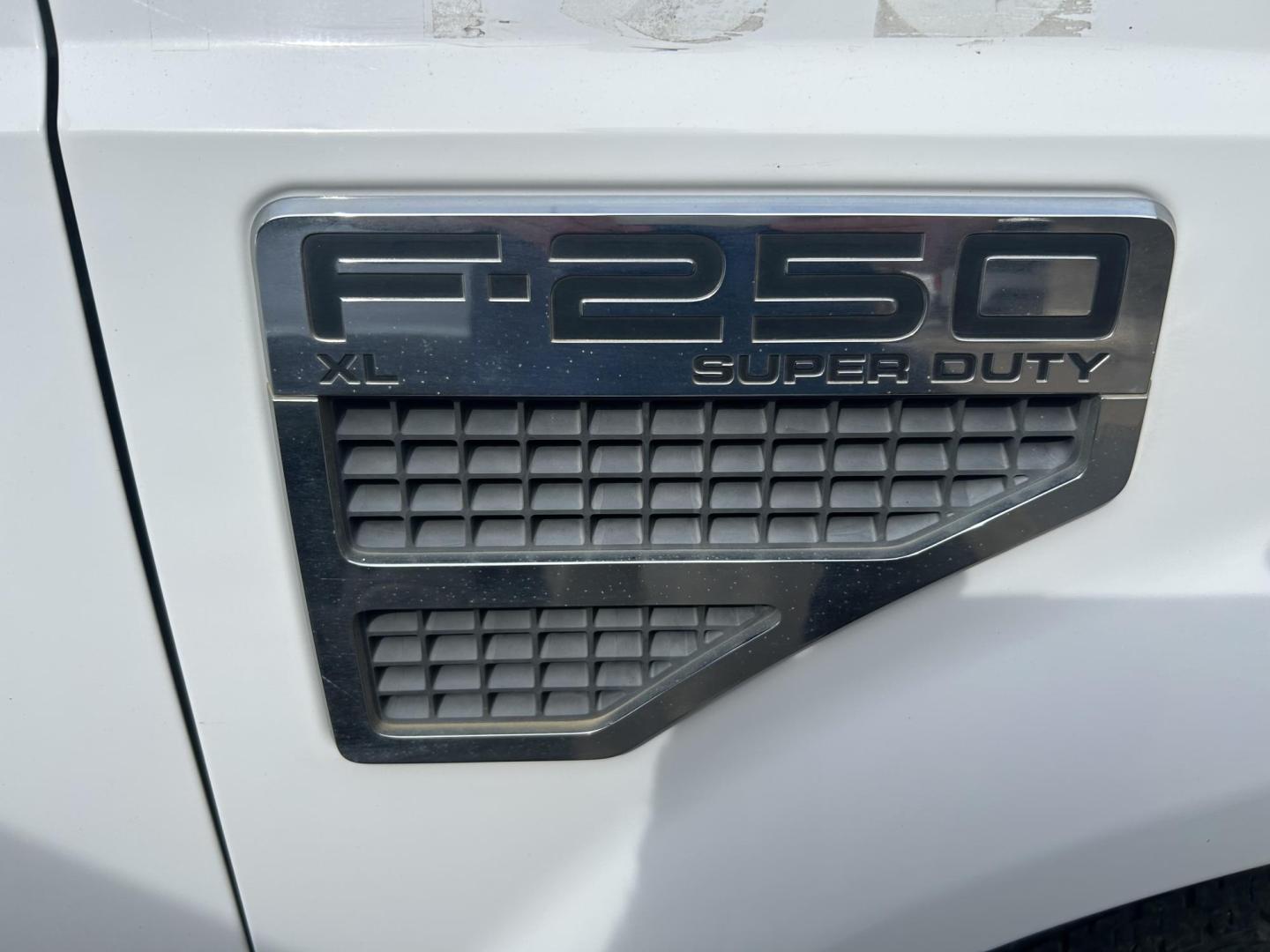 2008 White Ford F-250 SD XL Crew Cab 2WD (1FTSW20528E) with an 5.4L V8 SOHC 16V engine, Automatic transmission, located at 1687 Business 35 S, New Braunfels, TX, 78130, (830) 625-7159, 29.655487, -98.051491 - Motors locked up as is One great buy all you need is an engine - Photo#12
