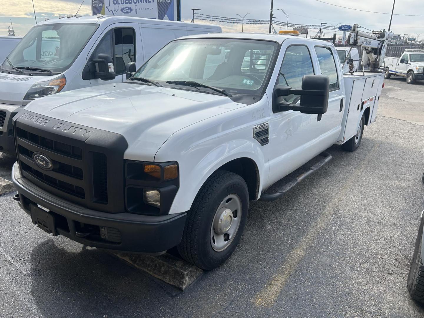 2008 White Ford F-250 SD XL Crew Cab 2WD (1FTSW20528E) with an 5.4L V8 SOHC 16V engine, Automatic transmission, located at 1687 Business 35 S, New Braunfels, TX, 78130, (830) 625-7159, 29.655487, -98.051491 - Motors locked up as is One great buy all you need is an engine - Photo#0
