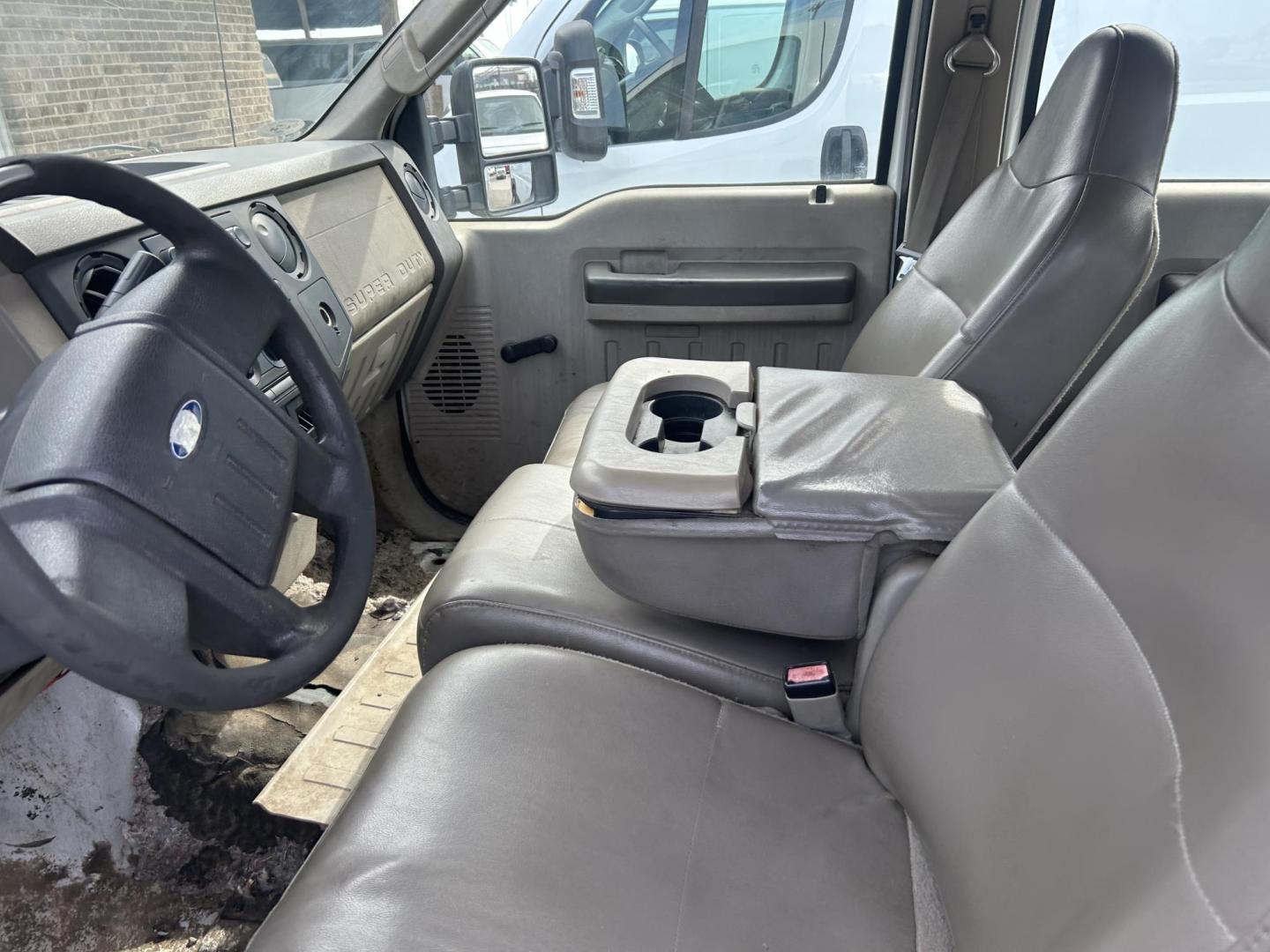 2008 White Ford F-250 SD XL Crew Cab 2WD (1FTSW20528E) with an 5.4L V8 SOHC 16V engine, Automatic transmission, located at 1687 Business 35 S, New Braunfels, TX, 78130, (830) 625-7159, 29.655487, -98.051491 - Motors locked up as is One great buy all you need is an engine - Photo#5