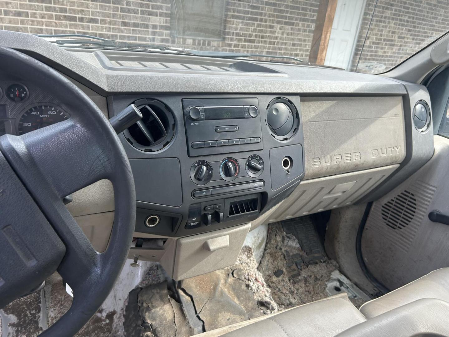 2008 White Ford F-250 SD XL Crew Cab 2WD (1FTSW20528E) with an 5.4L V8 SOHC 16V engine, Automatic transmission, located at 1687 Business 35 S, New Braunfels, TX, 78130, (830) 625-7159, 29.655487, -98.051491 - Motors locked up as is One great buy all you need is an engine - Photo#9