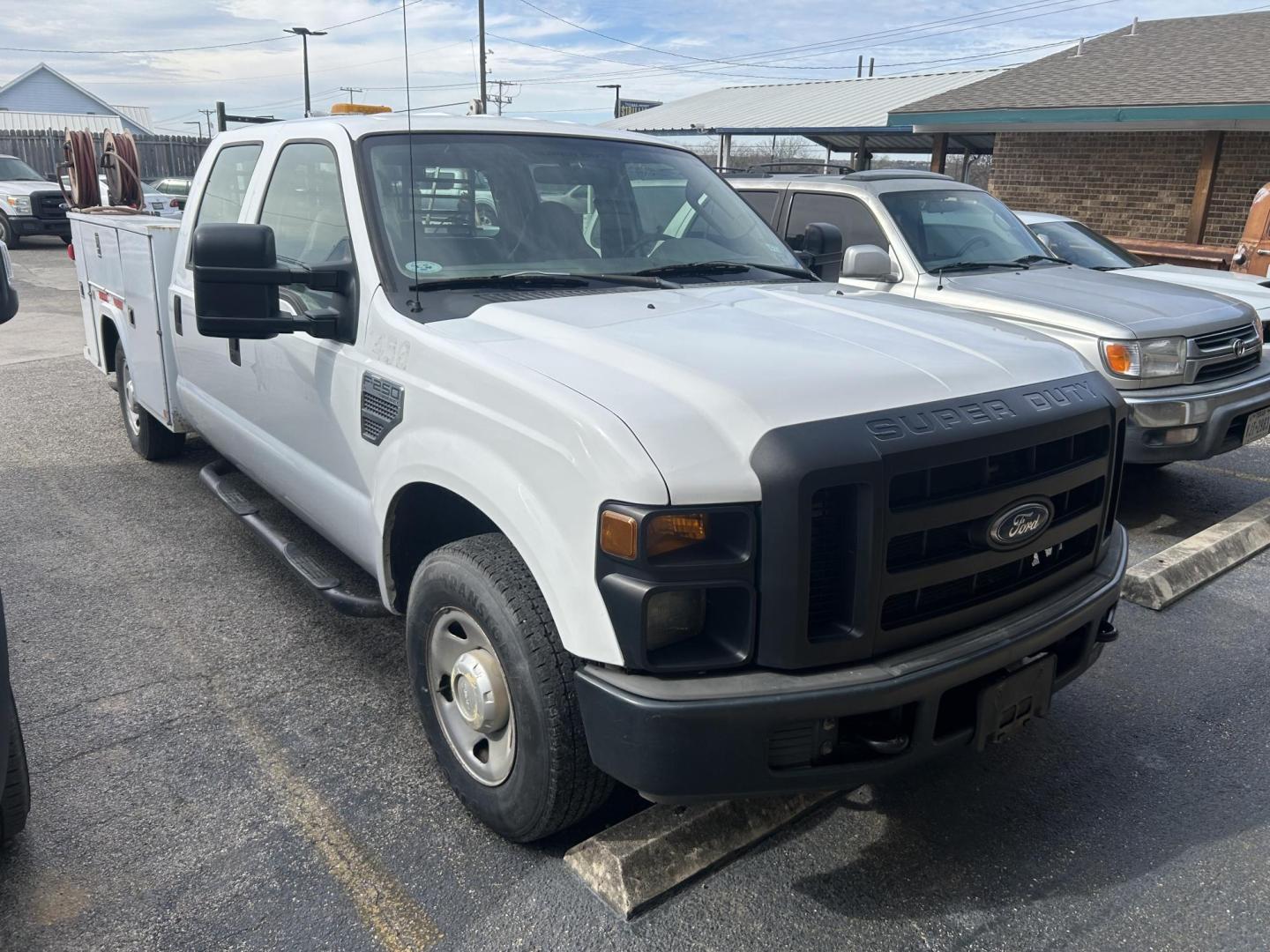 2008 White Ford F-250 SD XL Crew Cab 2WD (1FTSW20528E) with an 5.4L V8 SOHC 16V engine, Automatic transmission, located at 1687 Business 35 S, New Braunfels, TX, 78130, (830) 625-7159, 29.655487, -98.051491 - Motors locked up as is One great buy all you need is an engine - Photo#3