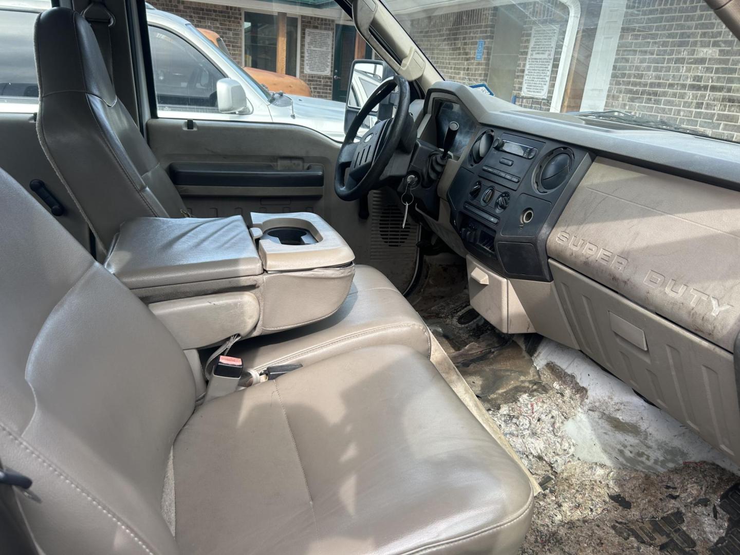 2008 White Ford F-250 SD XL Crew Cab 2WD (1FTSW20528E) with an 5.4L V8 SOHC 16V engine, Automatic transmission, located at 1687 Business 35 S, New Braunfels, TX, 78130, (830) 625-7159, 29.655487, -98.051491 - Motors locked up as is One great buy all you need is an engine - Photo#6