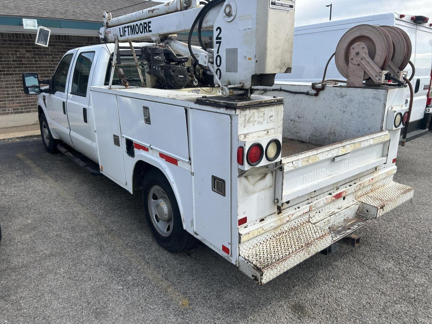 2008 White Ford F-250 SD XL Crew Cab 2WD (1FTSW20528E) with an 5.4L V8 SOHC 16V engine, Automatic transmission, located at 1687 Business 35 S, New Braunfels, TX, 78130, (830) 625-7159, 29.655487, -98.051491 - Motors locked up as is One great buy all you need is an engine - Photo#1