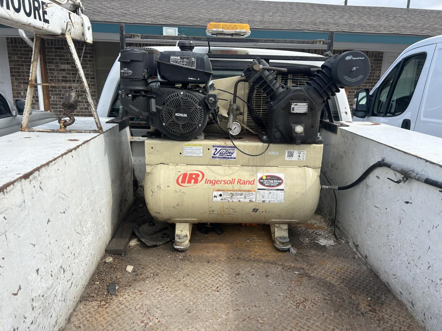 2008 White Ford F-250 SD XL Crew Cab 2WD (1FTSW20528E) with an 5.4L V8 SOHC 16V engine, Automatic transmission, located at 1687 Business 35 S, New Braunfels, TX, 78130, (830) 625-7159, 29.655487, -98.051491 - Motors locked up as is One great buy all you need is an engine - Photo#10