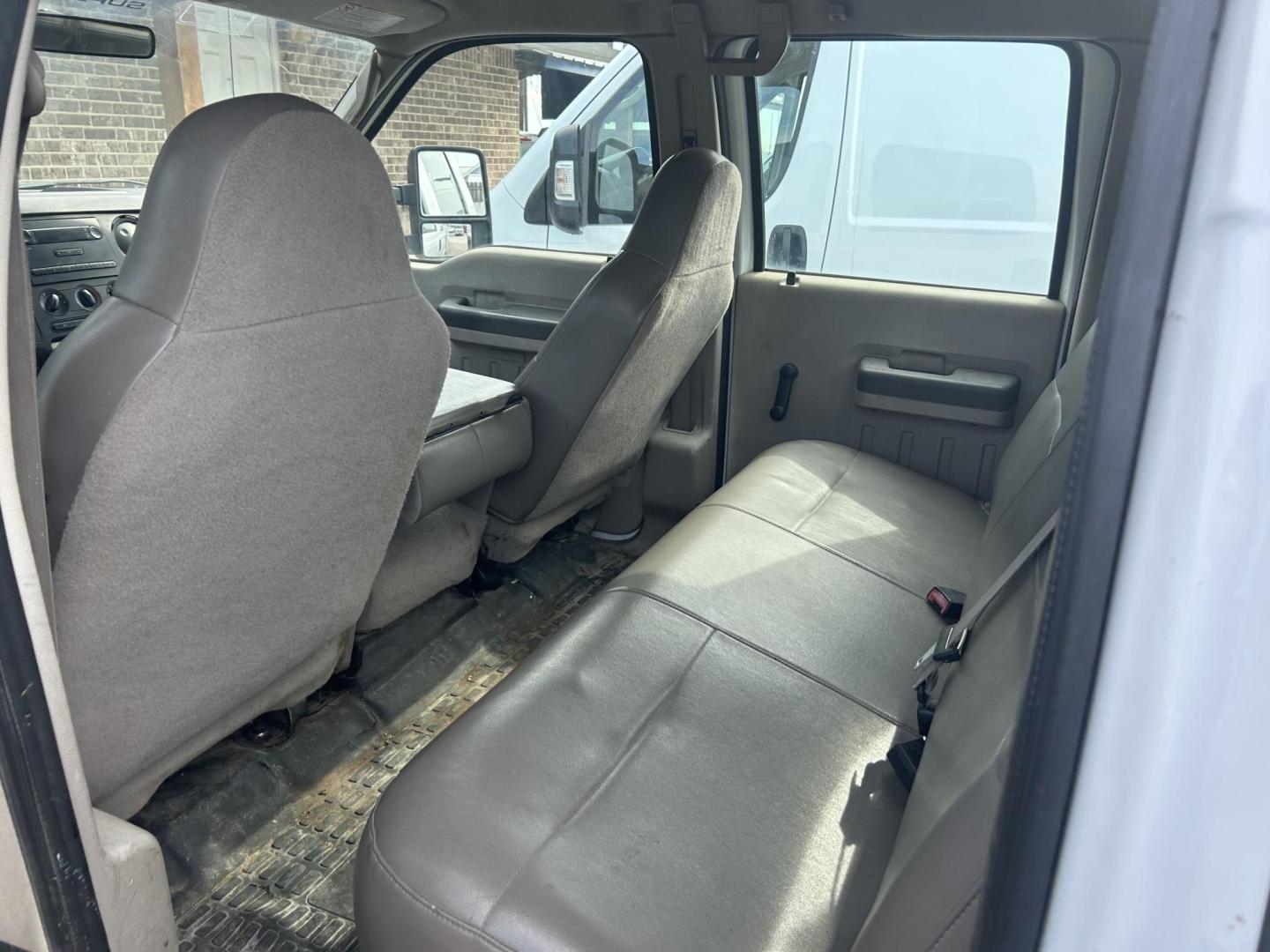 2008 White Ford F-250 SD XL Crew Cab 2WD (1FTSW20528E) with an 5.4L V8 SOHC 16V engine, Automatic transmission, located at 1687 Business 35 S, New Braunfels, TX, 78130, (830) 625-7159, 29.655487, -98.051491 - Motors locked up as is One great buy all you need is an engine - Photo#7