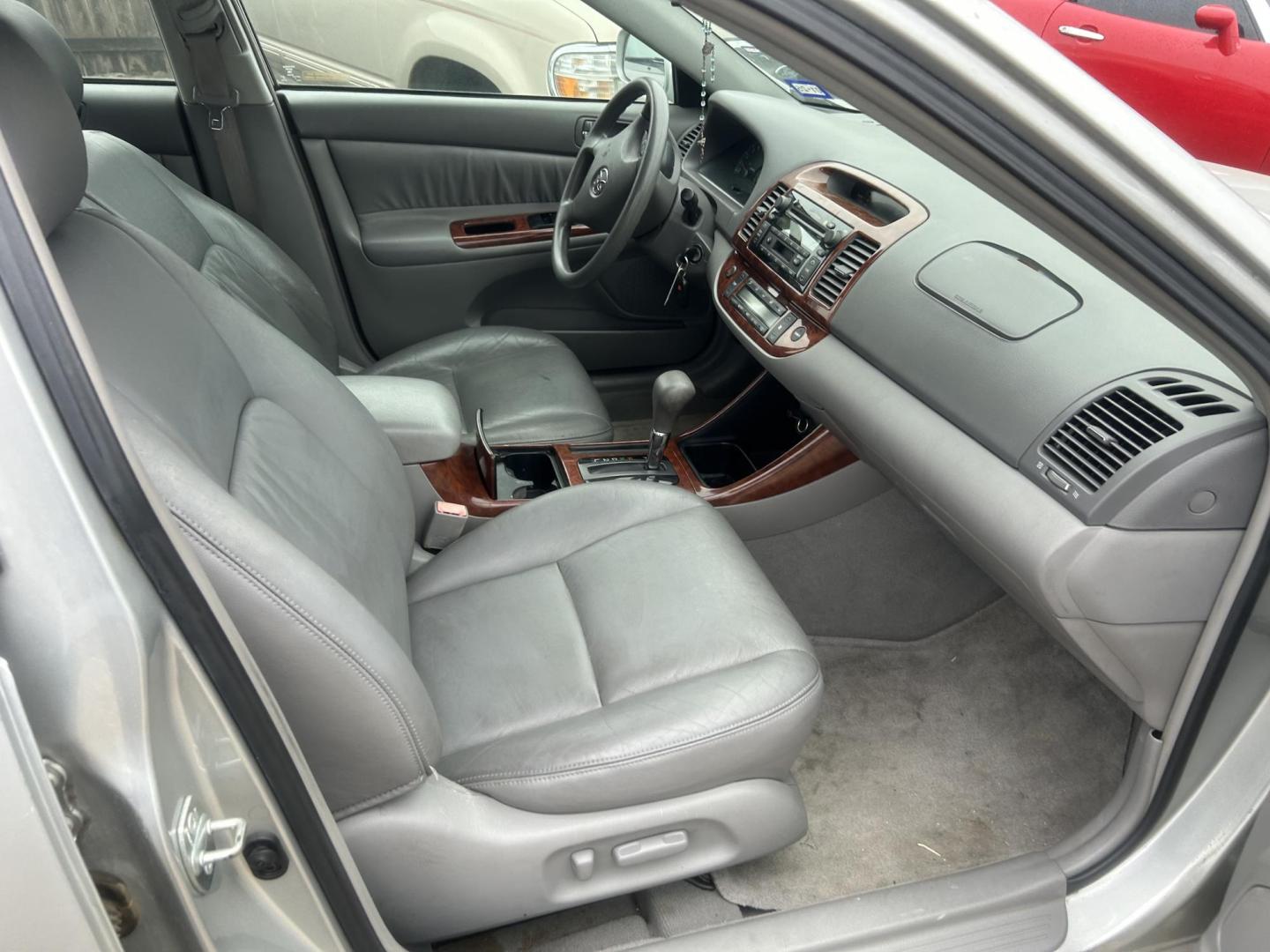 2003 Silver Toyota Camry LE (4T1BE32K73U) with an 2.4L L4 DOHC 16V engine, located at 1687 Business 35 S, New Braunfels, TX, 78130, (830) 625-7159, 29.655487, -98.051491 - Photo#4
