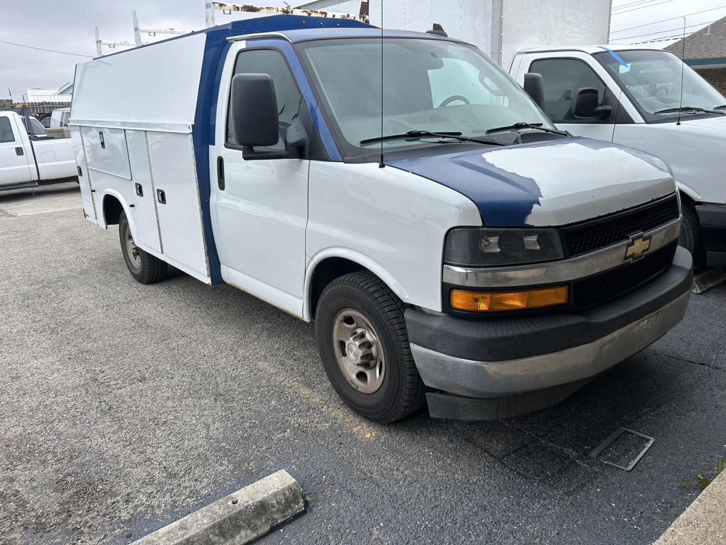 2019 White Chevrolet Express G3500 139" (1GB0GRFG9K1) with an 6.0L V8 OHV 16V FFV engine, 6A transmission, located at 1687 Business 35 S, New Braunfels, TX, 78130, (830) 625-7159, 29.655487, -98.051491 - Photo#3