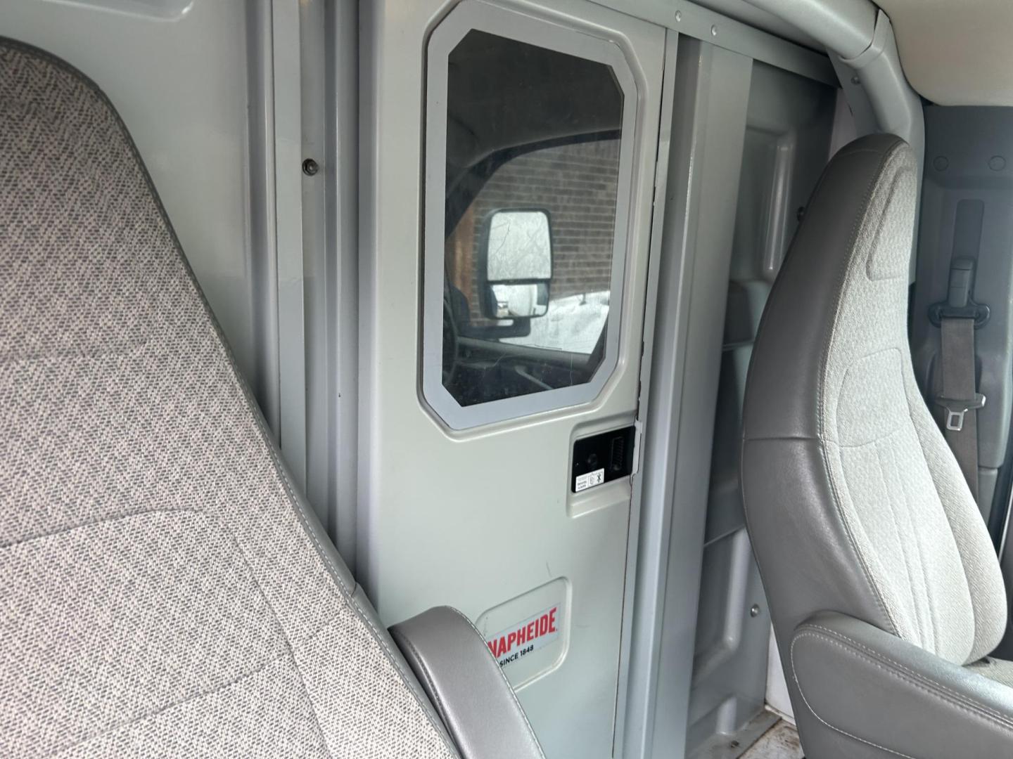 2019 White Chevrolet Express G3500 139" (1GB0GRFG9K1) with an 6.0L V8 OHV 16V FFV engine, 6A transmission, located at 1687 Business 35 S, New Braunfels, TX, 78130, (830) 625-7159, 29.655487, -98.051491 - Photo#4