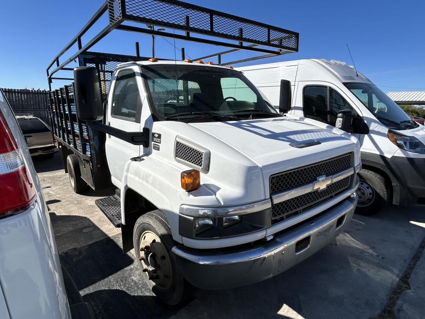 2006 White Chevrolet C5C042 - (1GBE5C1246F) with an 6.6L V8 OHV 32V TURBO DIESEL engine, located at 1687 Business 35 S, New Braunfels, TX, 78130, (830) 625-7159, 29.655487, -98.051491 - Photo#4