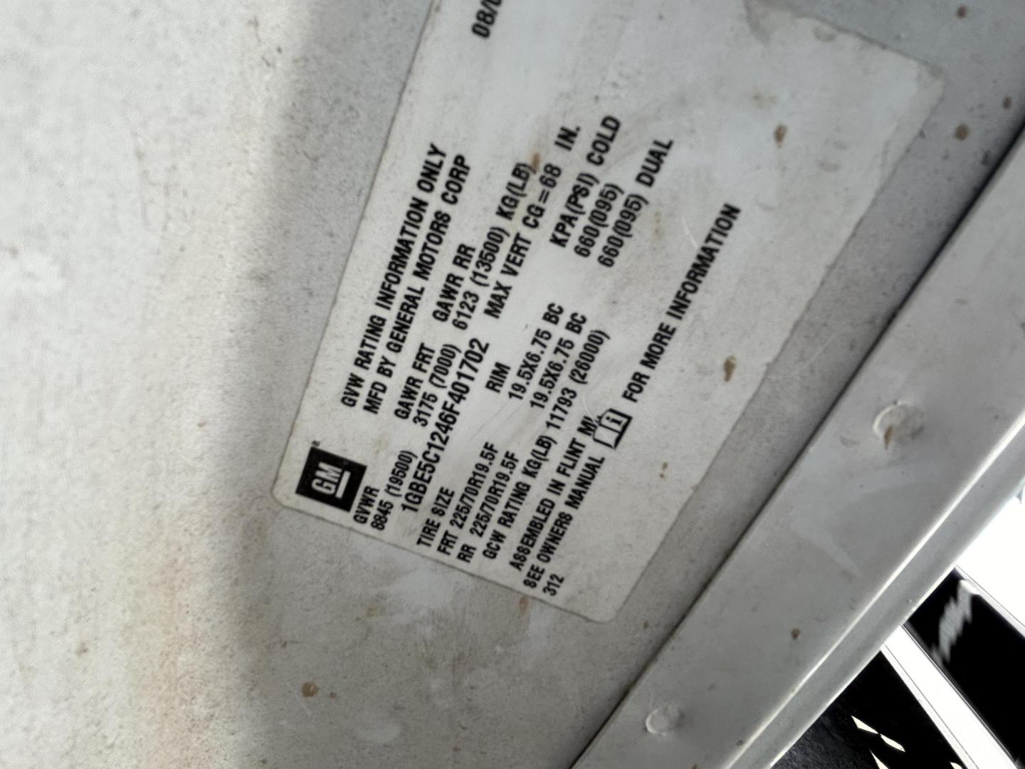 2006 White Chevrolet C5C042 - (1GBE5C1246F) with an 6.6L V8 OHV 32V TURBO DIESEL engine, located at 1687 Business 35 S, New Braunfels, TX, 78130, (830) 625-7159, 29.655487, -98.051491 - Photo#12
