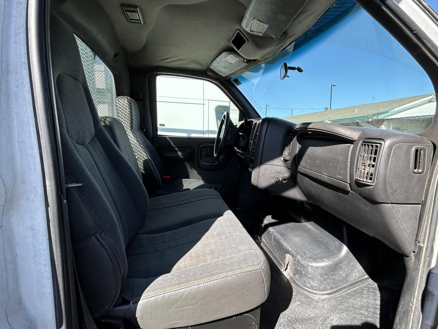 2006 White Chevrolet C5C042 - (1GBE5C1246F) with an 6.6L V8 OHV 32V TURBO DIESEL engine, located at 1687 Business 35 S, New Braunfels, TX, 78130, (830) 625-7159, 29.655487, -98.051491 - Photo#6