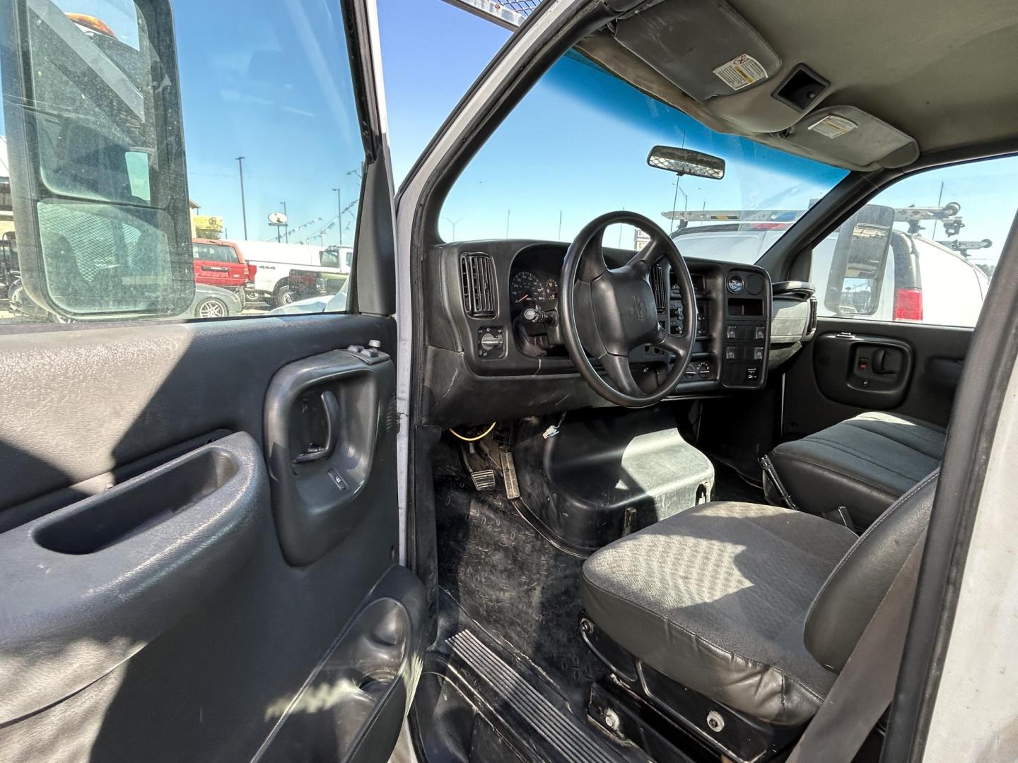 2006 White Chevrolet C5C042 - (1GBE5C1246F) with an 6.6L V8 OHV 32V TURBO DIESEL engine, located at 1687 Business 35 S, New Braunfels, TX, 78130, (830) 625-7159, 29.655487, -98.051491 - Photo#5