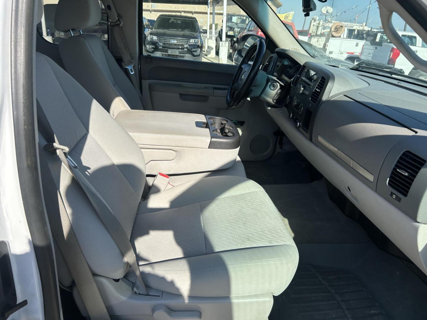 2012 White Chevrolet Silverado 1500 LT Ext. Cab Long Box 4WD (1GCRKSE78CZ) with an 5.3L V8 OHV 16V FFV engine, 6-Speed Automatic transmission, located at 1687 Business 35 S, New Braunfels, TX, 78130, (830) 625-7159, 29.655487, -98.051491 - Photo#1