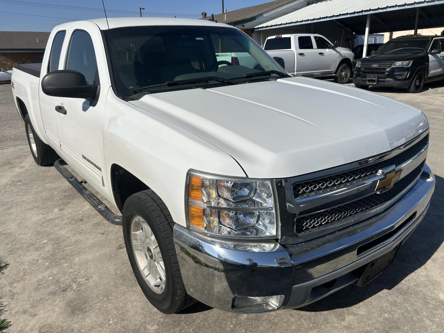2012 White Chevrolet Silverado 1500 LT Ext. Cab Long Box 4WD (1GCRKSE78CZ) with an 5.3L V8 OHV 16V FFV engine, 6-Speed Automatic transmission, located at 1687 Business 35 S, New Braunfels, TX, 78130, (830) 625-7159, 29.655487, -98.051491 - Photo#2