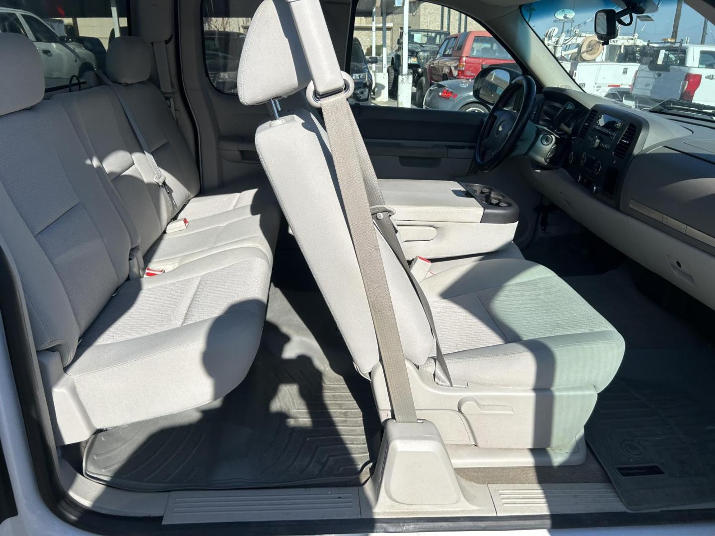 2012 White Chevrolet Silverado 1500 LT Ext. Cab Long Box 4WD (1GCRKSE78CZ) with an 5.3L V8 OHV 16V FFV engine, 6-Speed Automatic transmission, located at 1687 Business 35 S, New Braunfels, TX, 78130, (830) 625-7159, 29.655487, -98.051491 - Photo#3
