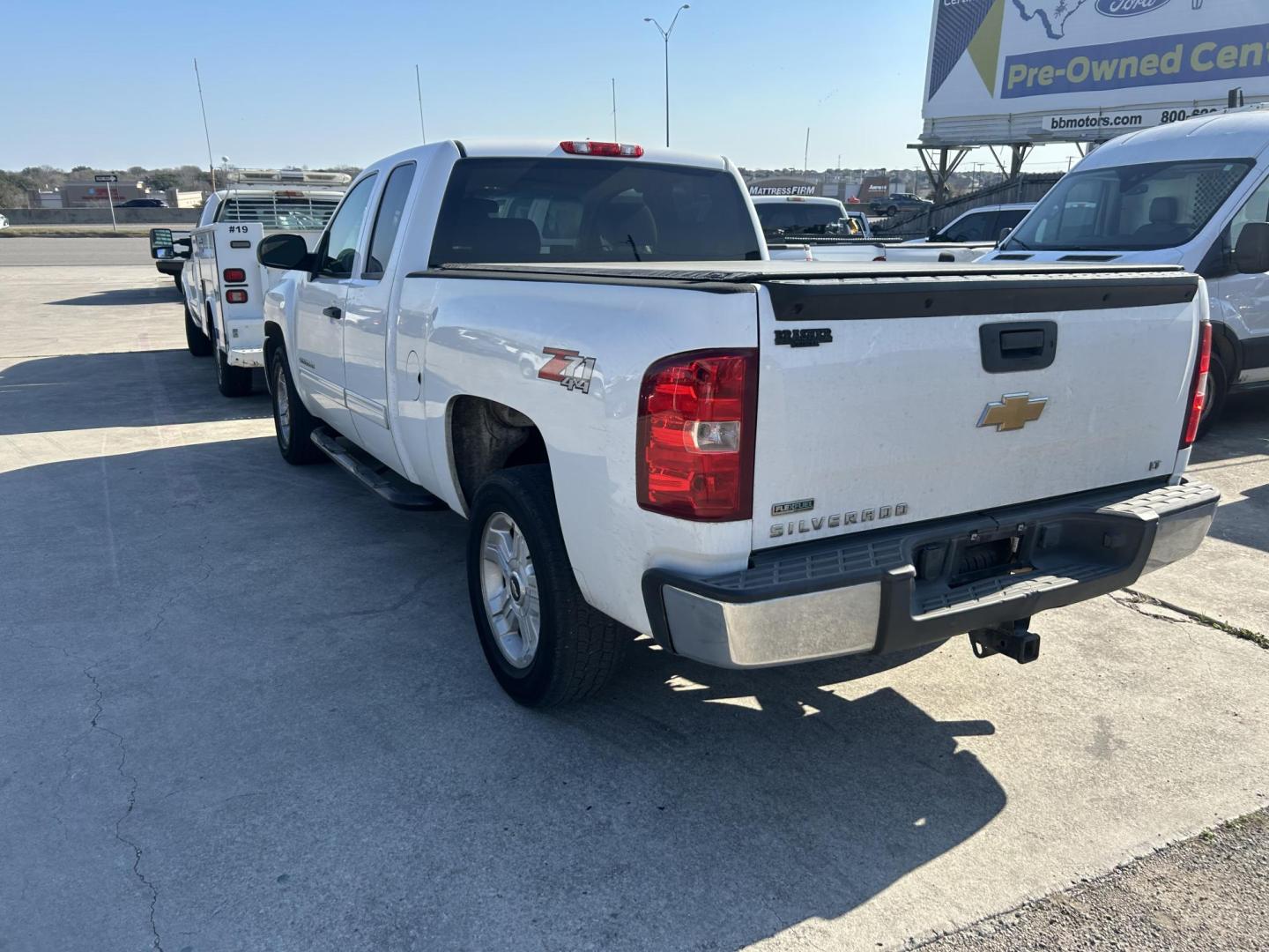 2012 White Chevrolet Silverado 1500 LT Ext. Cab Long Box 4WD (1GCRKSE78CZ) with an 5.3L V8 OHV 16V FFV engine, 6-Speed Automatic transmission, located at 1687 Business 35 S, New Braunfels, TX, 78130, (830) 625-7159, 29.655487, -98.051491 - Photo#4