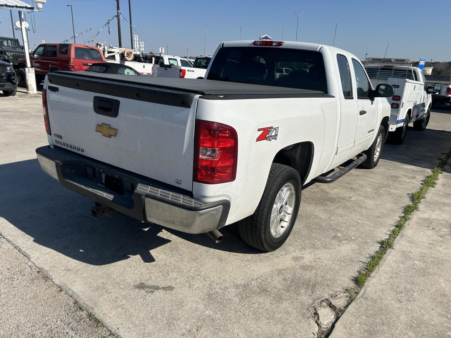 2012 White Chevrolet Silverado 1500 LT Ext. Cab Long Box 4WD (1GCRKSE78CZ) with an 5.3L V8 OHV 16V FFV engine, 6-Speed Automatic transmission, located at 1687 Business 35 S, New Braunfels, TX, 78130, (830) 625-7159, 29.655487, -98.051491 - Photo#5