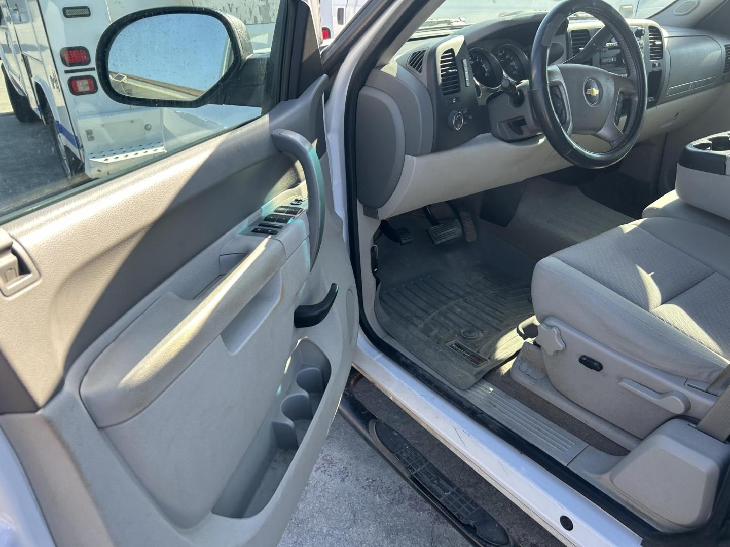 2012 White Chevrolet Silverado 1500 LT Ext. Cab Long Box 4WD (1GCRKSE78CZ) with an 5.3L V8 OHV 16V FFV engine, 6-Speed Automatic transmission, located at 1687 Business 35 S, New Braunfels, TX, 78130, (830) 625-7159, 29.655487, -98.051491 - Photo#6