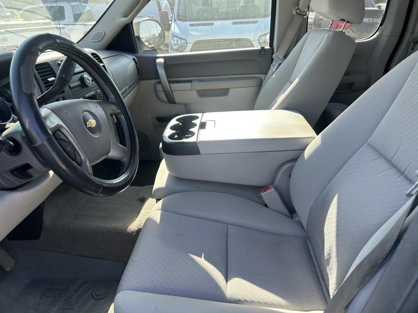 2012 White Chevrolet Silverado 1500 LT Ext. Cab Long Box 4WD (1GCRKSE78CZ) with an 5.3L V8 OHV 16V FFV engine, 6-Speed Automatic transmission, located at 1687 Business 35 S, New Braunfels, TX, 78130, (830) 625-7159, 29.655487, -98.051491 - Photo#7