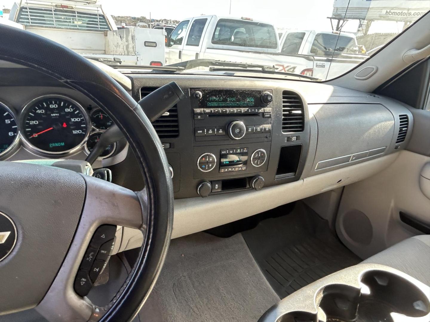 2012 White Chevrolet Silverado 1500 LT Ext. Cab Long Box 4WD (1GCRKSE78CZ) with an 5.3L V8 OHV 16V FFV engine, 6-Speed Automatic transmission, located at 1687 Business 35 S, New Braunfels, TX, 78130, (830) 625-7159, 29.655487, -98.051491 - Photo#9