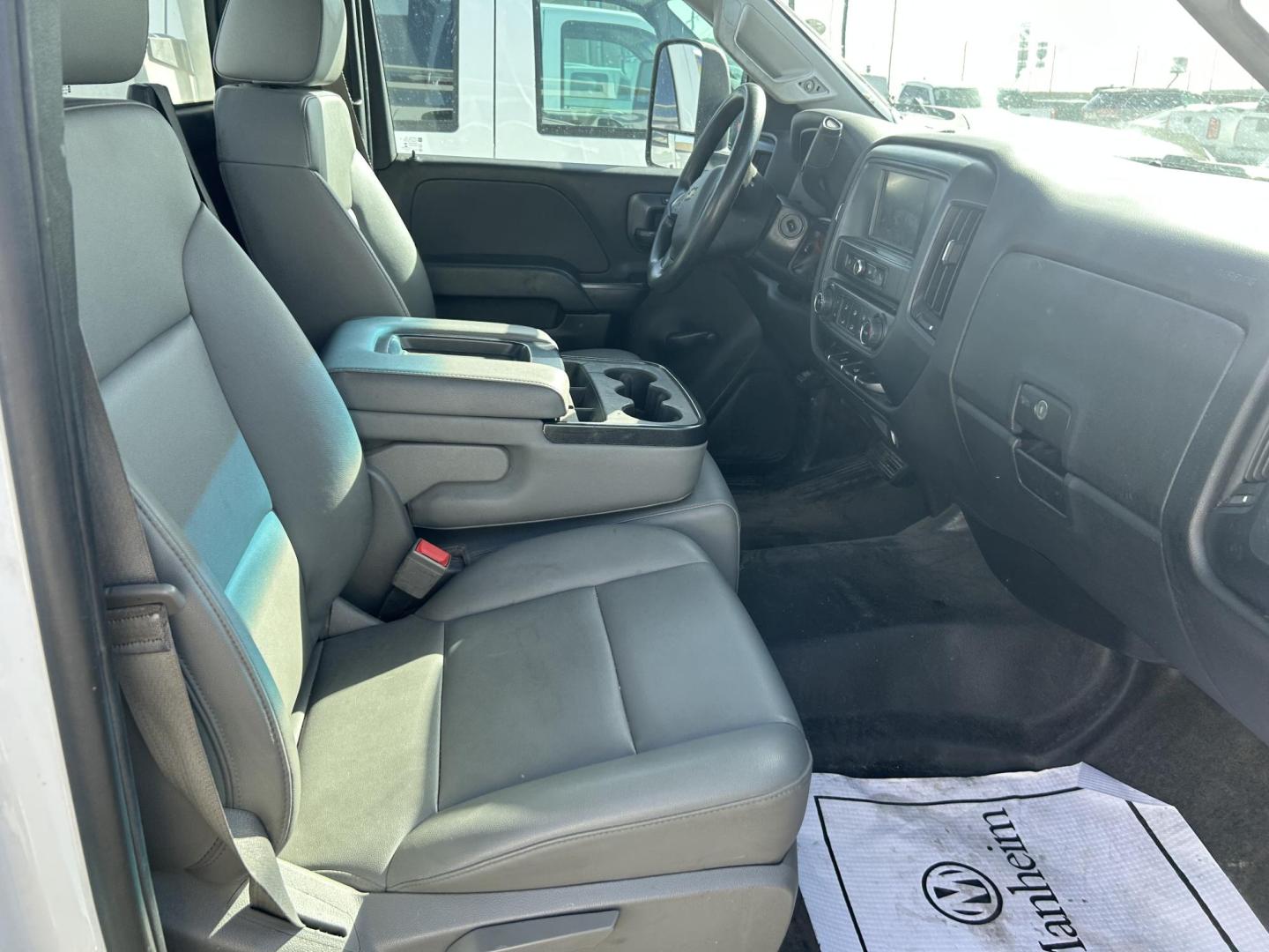 2016 White Chevrolet Silverado 2500HD Work Truck Long Box 2WD (1GB0CUEG1GZ) with an 6.0L V8 OHV 16V FFV engine, 6A transmission, located at 1687 Business 35 S, New Braunfels, TX, 78130, (830) 625-7159, 29.655487, -98.051491 - Photo#5