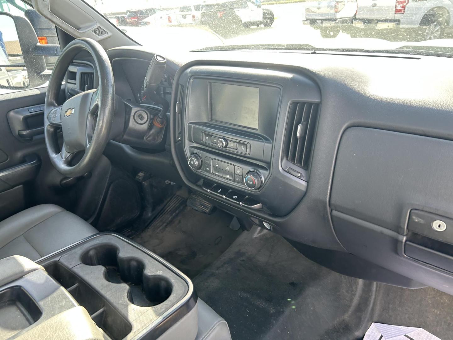 2016 White Chevrolet Silverado 2500HD Work Truck Long Box 2WD (1GB0CUEG1GZ) with an 6.0L V8 OHV 16V FFV engine, 6A transmission, located at 1687 Business 35 S, New Braunfels, TX, 78130, (830) 625-7159, 29.655487, -98.051491 - Photo#6