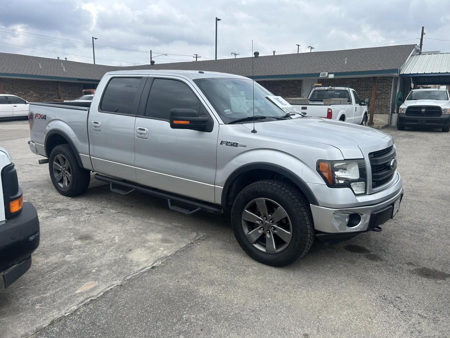 2013 Silver Ford F-150 XLT SuperCrew 6.5-ft. Bed 4WD (1FTFW1EF2DF) with an 5.0L V8 engine, 6-Speed Automatic transmission, located at 1687 Business 35 S, New Braunfels, TX, 78130, (830) 625-7159, 29.655487, -98.051491 - Photo#2