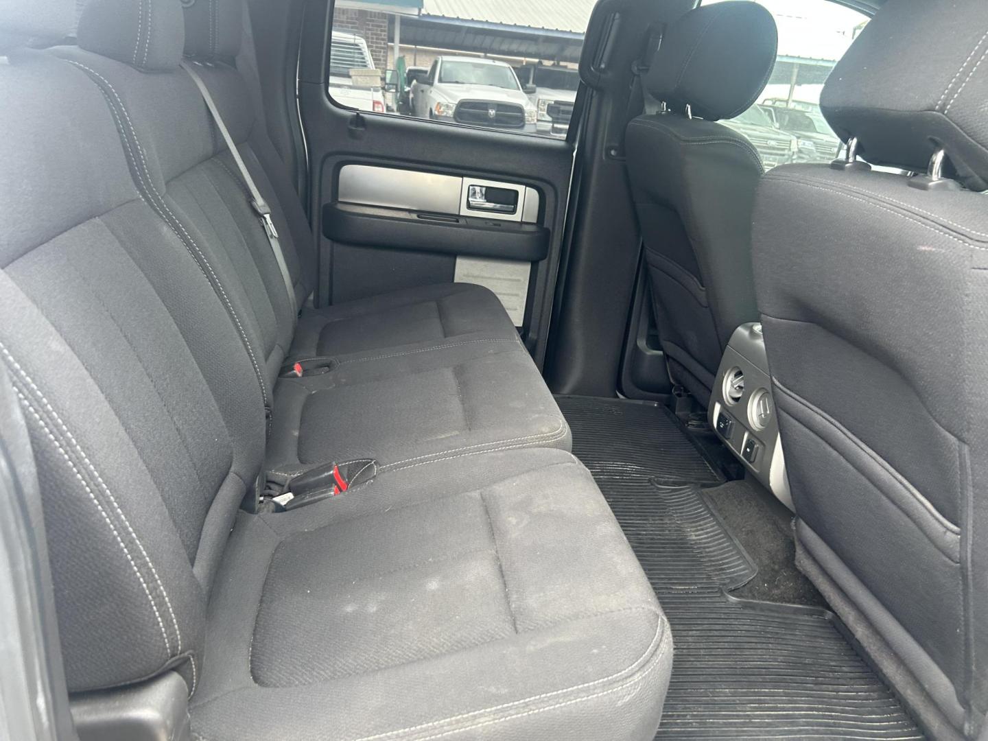 2013 Silver Ford F-150 XLT SuperCrew 6.5-ft. Bed 4WD (1FTFW1EF2DF) with an 5.0L V8 engine, 6-Speed Automatic transmission, located at 1687 Business 35 S, New Braunfels, TX, 78130, (830) 625-7159, 29.655487, -98.051491 - Photo#4