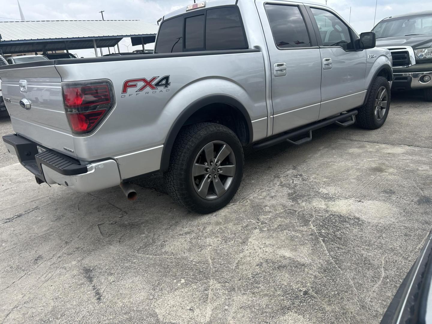 2013 Silver Ford F-150 XLT SuperCrew 6.5-ft. Bed 4WD (1FTFW1EF2DF) with an 5.0L V8 engine, 6-Speed Automatic transmission, located at 1687 Business 35 S, New Braunfels, TX, 78130, (830) 625-7159, 29.655487, -98.051491 - Photo#5