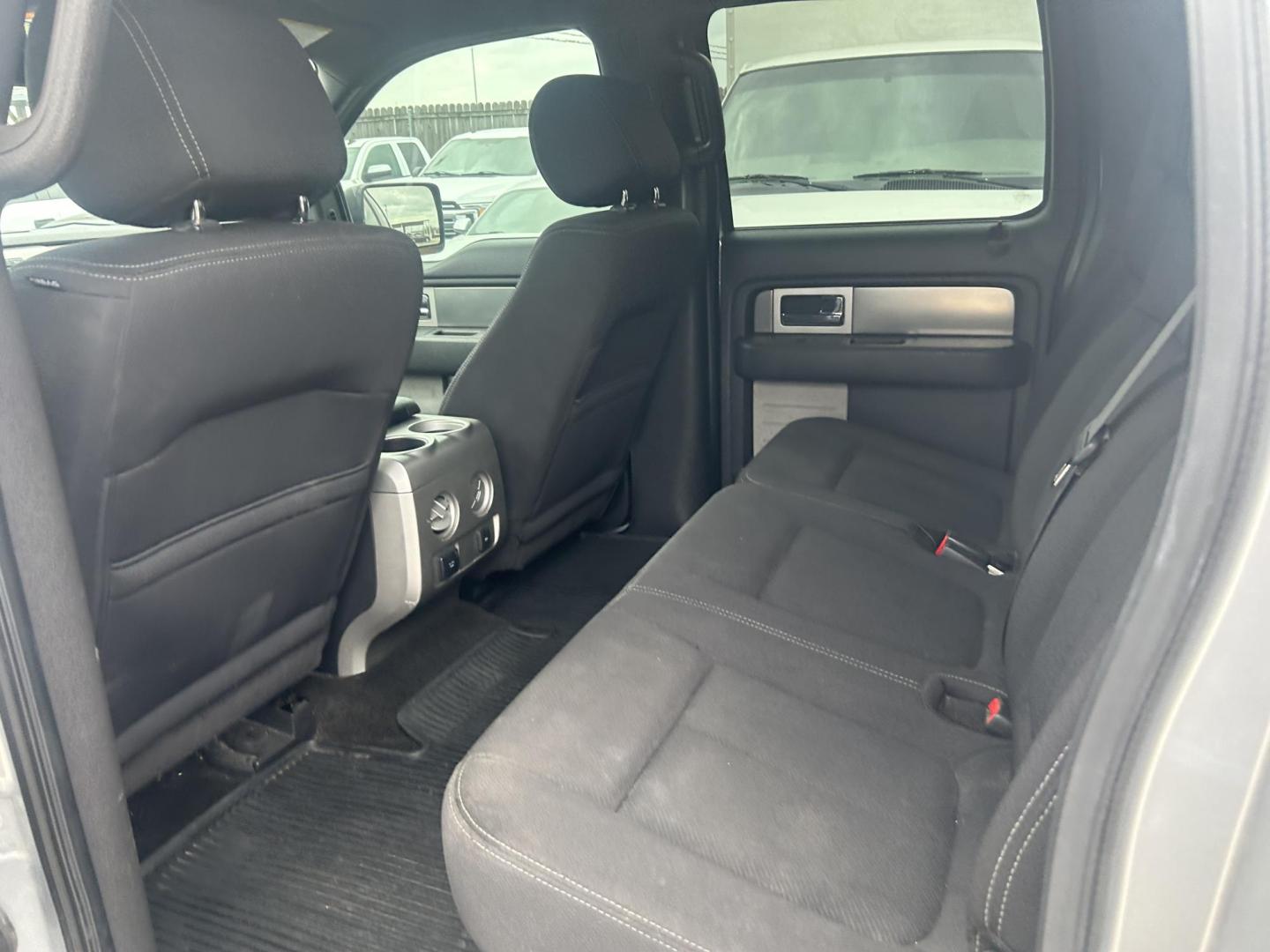 2013 Silver Ford F-150 XLT SuperCrew 6.5-ft. Bed 4WD (1FTFW1EF2DF) with an 5.0L V8 engine, 6-Speed Automatic transmission, located at 1687 Business 35 S, New Braunfels, TX, 78130, (830) 625-7159, 29.655487, -98.051491 - Photo#8