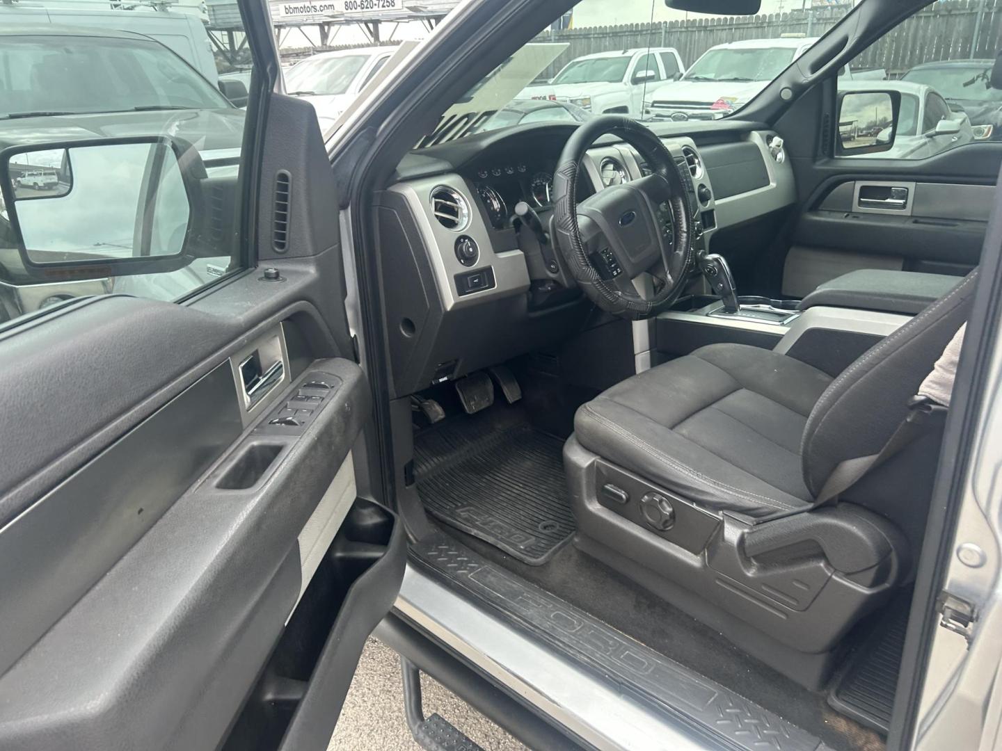 2013 Silver Ford F-150 XLT SuperCrew 6.5-ft. Bed 4WD (1FTFW1EF2DF) with an 5.0L V8 engine, 6-Speed Automatic transmission, located at 1687 Business 35 S, New Braunfels, TX, 78130, (830) 625-7159, 29.655487, -98.051491 - Photo#9